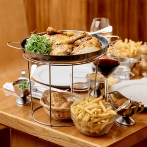 Moules, rôtisserie, décor vintage : la brasserie « Le Variétés » à Ixelles vous attend de pied ferme !